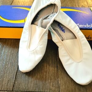 NIB LA Mendola Gymansatic Shoes 13